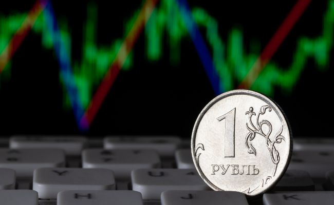 Каким будет курс рубля к трем видам валюты 24 апреля?