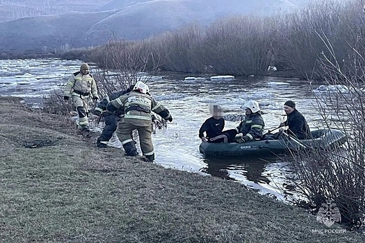 В Забайкалье спасли двоих детей с дрейфовавшей по реке льдины