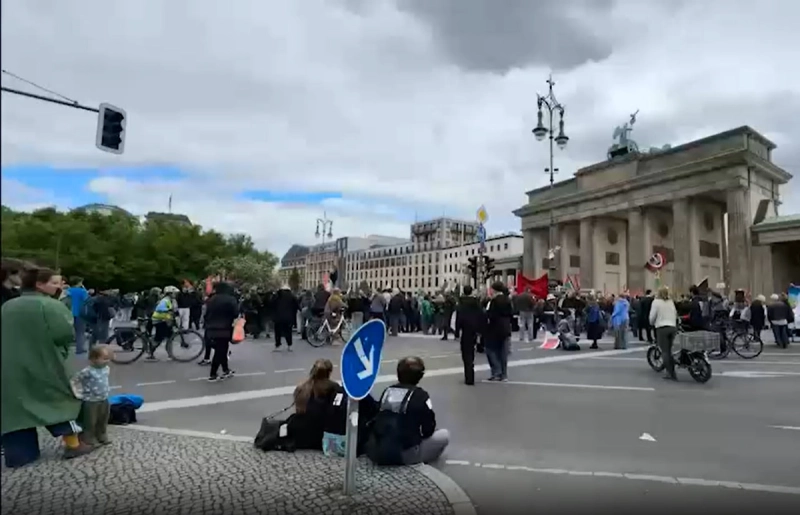 Немецкая молодёжь вышла на марш в Берлине против новой модели военной службы