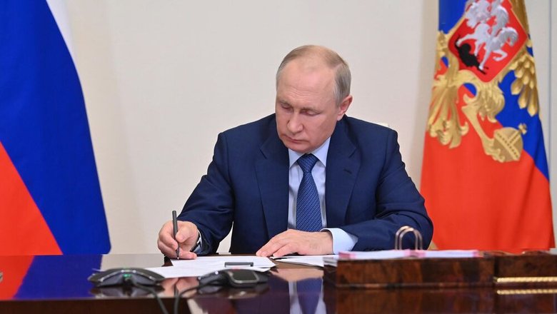 Путин подписал закон об использовании в агитматериалах изображений людей
