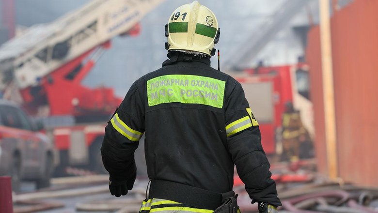 В Приморье загорелись склады на площади 1,4 тыс. кв метров